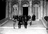 Benárd Ágost, a küldöttség vezetője és Drasche-Lázár Alfréd rendkívüli követ és államtitkár elhagyja a trianoni békediktátum ünnepélyes aláírása után a versailles-i Nagy-Trianon kastélyt 1920. június 4-én (kép forrása: cultura.hu)