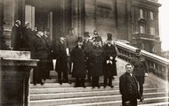 A magyar delegáció a békefeltételek átvétele után a francia külügyminisztérium lépcsőjén, 1920. január 13-án (kép forrása: mta.hu)