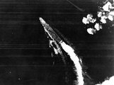 A japán Hirju repülőgép-hordozó irányváltoztatással igyekszik kikerülni az amerikai bombákat (kép forrása: ww2today.com)