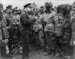 Eisenhower tábornok ejtőernyősökhöz beszél az invázió előtt (kép forrása: smithsonianmag.com)