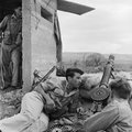 Izraeli katonák határ menti állása egy brit Lewis-géppuskával az 1948-as háborúban (kép forrása: 91581084.weebly.com)