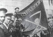 Orosz tengerészek forradalmi zászlóval (kép forrása: crimethinc.com)