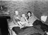 Holland anya gyermekeivel az éhínség idején (kép forrása: magazine.columbia.edu)