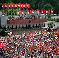 A „legvidámabb barakkot” az különböztette meg a többi szocialista országtól, hogy valamivel nagyobb figyelmet szenteltek a közhangulat nyomásának (balra az 1986. május elsejei ünneplés)