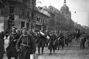 Szovjet katonák az Üllői úton, 1945. (kép forrása: 444.hu)