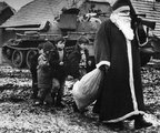 Mikulásnak öltözött szerb katona gyermekekkel a horvátországi Vukováron 1992 karácsonyán (kép forrása: Rare Historical Photos)