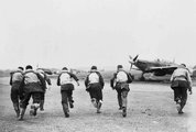 Brit pilóták futnak repülőikhez az angliai csata idején (kép forrása: Reddit)