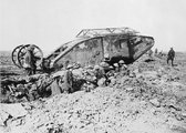 Lerobbant Mark I harckocsi a Somme-nál 1916. szeptember 25-én (kép forrása: nzhistory.govt.nz)
