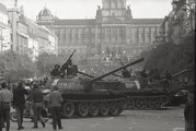 Szovjet harckocsik Prágában, 1968. (kép forrása: duol.hu)