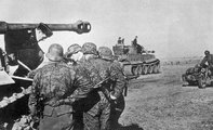 A Tigris harckocsikkal felszerelt 3. Totenkopf SS-páncéloshadosztály katonái térképeiket ellenőrzik Kurszknál (kép forrása: imgur.com)