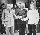 Churchill, Truman és Sztálin hármas kézfogása a konferencián (kép forrása: pixels.com)