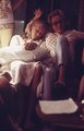 Joan Aldrin (j) a televízión keresztül figyeli férjét a Holdon, miközben lányuk, a 11 éves Jan már elaludt (kép forrása: Vintage Everyday)