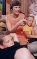 Janet Armstrong a földön ülve figyeli fiaival a landolás pillanatait (kép forrása: Vintage Everyday)