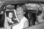 Janet Armstrong nevet egy fotón, amelyet az űrhajóval folytatott telekommunikáció alatt készítettek, majd a Földre sugároztak, 1969. július 18-án. A hátsó ülésen fia, Mark ül. (kép forrása: Vintage Everyday)
