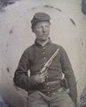 Északi katona egy 1860-as Colt revolverrel a polgárháború idején (kép forrása: antiquearmsinc.com)