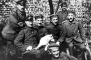 Adolf Hitler (jobb szélen) bajtársaival az első világháborúban (kép forrása: All That's Interesting)