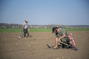 Szakemberek kutatják át fémkeresőkkel a mohácsi csata feltételezett helyszínét Majs közelében 2019. március 24-én (Fotó: MTI/Sóki Tamás)