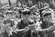 Vörösgárdisták olvassák az „Idézetek Mao Ce-tung elnöktől” című könyvet, avagy „A vörös könyvecskét” egy tömeggyűlésen (kép forrása. ThoughtCo)