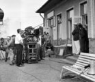 1966, a kamerától balra fehér ingben, szemüveggel Fábri Zoltán rendező, jobbra az ajtóban Szendrő József, Kőmíves Sándor és Rajz János színművészek az Utószezon című film forgatásán