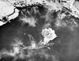A brit légierő bombái hullanak a Tirpitzre egy 1944. áprilisi, sikertelen támadás során (kép forrása: Wikimedia Commons)