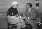 Costello barátjával, Walter Winchellel 1951-ben, egy héttel a szenátusi meghallgatás után (kép forrása: nationalcrimesyndicate.com)