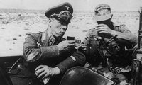 Rommel frissítőt vesz az Afrikakorps katonájával, 1941. (kép forrása: historycollection.co)