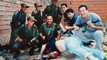 Kolumbiai rendőrök és katonák Escobar holttestével (kép forrása: businessinsider.com)