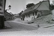 Kereszt utca az Aranykakas utcától a Kereszt tér felé nézve, jobbra az Avar vendéglő (1912)