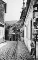 Görög utca - Fehérsas utca sarok, Vendéglő a mélypincéhez. Háttérben a Szerb templom tornya (1928)