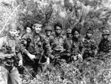 Amerikai katonák jól felszerelt hmong gerillákkal a vietnámi háború alatt (kép forrása: Pinterest)