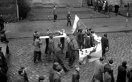 Zbigniew Godlewski holttestét hordozók a híres véres zászlóval