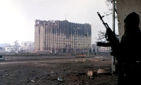 Csecsen fegyveres a Kizljarhoz közeli grozny-i elnöki palota előtt 1995 januárjában