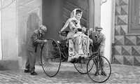 Bertha Benz a Patent-Motorwagen volánjánál (kép forrása: multicore.hu)