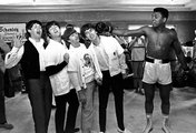 A zenekar tagjai Cassius Clay (későbbi nevén Muhammad Ali) nehézsúlyú ökölvívóval annak edzőtáborában a floridai Miami Beach-en, 1964. február 18-án (kép forrása: theatlantic.com)