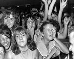 A zenekart megpillantó rajongók a Los Angeles-i repülőtéren 1964. augusztus 18-án (kép forrása: theatlantic.com)