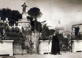 1935, a jezsuita Curia Generalizia kertje a Gianicolo domb oldalában, háttérben a vatikáni Szent Péter-bazilika