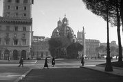 1935, Piazza Venezia a Palazzo Veneziával, a Traianus-oszloppal és a Santa Maria di Loreto-templommal