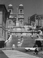 1969, Piazza di Spagna, szemben a Spanyol-lépcső és egy egyiptomi obeliszk, mögötte a Trinitá dei Monti templom