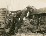 Az amerikai 32. lövészhadosztály katonája tekint ki a lövészárokból az első világháborúban (kép forrása: dma.wi.gov)