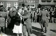Szovjet katonák táncolnak helyi nőkkel egy ünnepségen Bornholmon, 1945. (kép forrása: fishki.net)