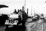 Német katonai teherautók Budapesten 1944. március 19-én délelőtt (kép forrása: origo.hu)