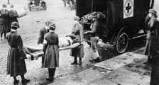 Az Amerikai Vöröskereszt nővérei szállítanak el egy influenzás beteget St. Louisban, 1918. (kép forrása: Wikimedia Commons)