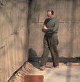 Eichmann a börtön udvarán (kép forrása: Wikimedia Commons)