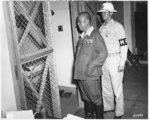 Jamasita egy amerikai katonai rendésszel cellája ajtajában a Fülöp-szigeteki Manilában, 1945. (kép forrása: Wikimedia Commons)