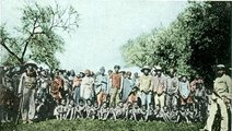 Herero foglyok egy színezett képeslapon 1904-ből (kép forrása: Wikimedia Commons)