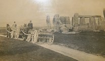 Egy lovasszekér halad el a Stonehenge mellett 1885-ben
