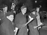 Olof Palme az észak-koreai követ társaságában tüntet Stockholm utcáin a vietnámi háború ellen (1968)
