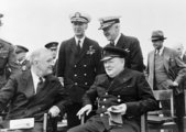 Roosevelt és Churchill a brit HMS Prince of Wales csatahajó fedélzetén, 1941. augusztus 10. (kép forrása: Wikimedia Commons)