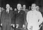 Az „új három nagy” (b-j: Clement Attlee brit miniszterelnök, Harry Truman amerikai elnök és Joszif Sztálin szovjet pártfőtitkár) a Berlin melletti Potsdamban, 1945. július 29. (kép forrása: Wikimedia Commons)
