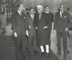 Dzsaváharlál Nehru (k) és Krisna Menon (jsz) az ENSZ központjában New Yorkban, 1956. (kép forrása: Wikimedia Commons)